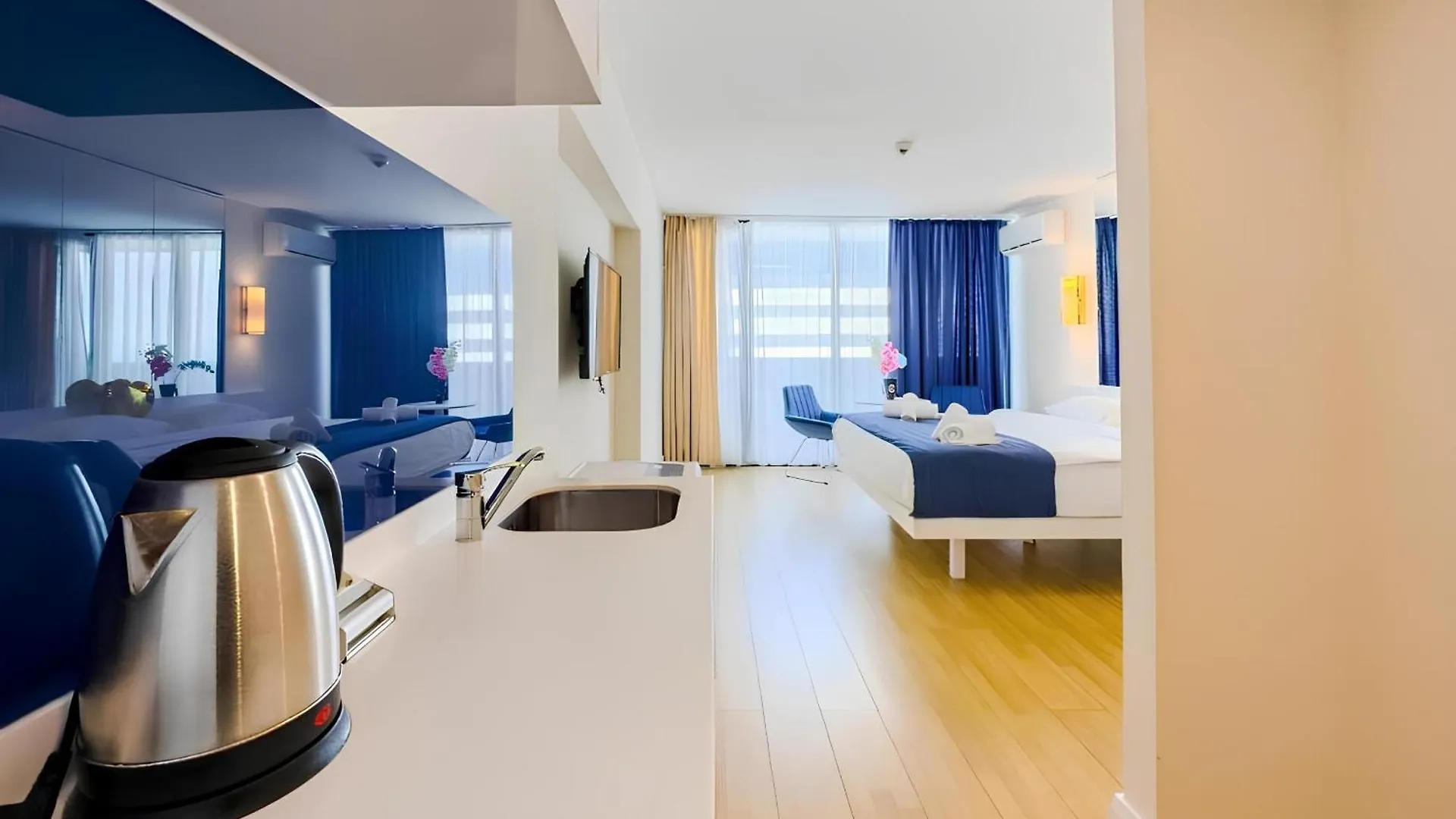 Panorama Center Suite Black Sea View 巴统 公寓