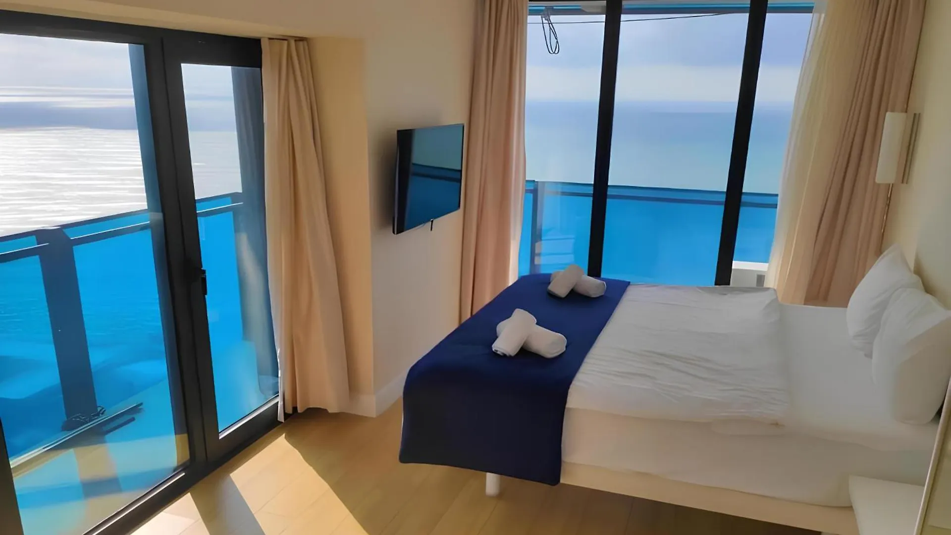 Panorama Center Suite Black Sea View 巴统 公寓