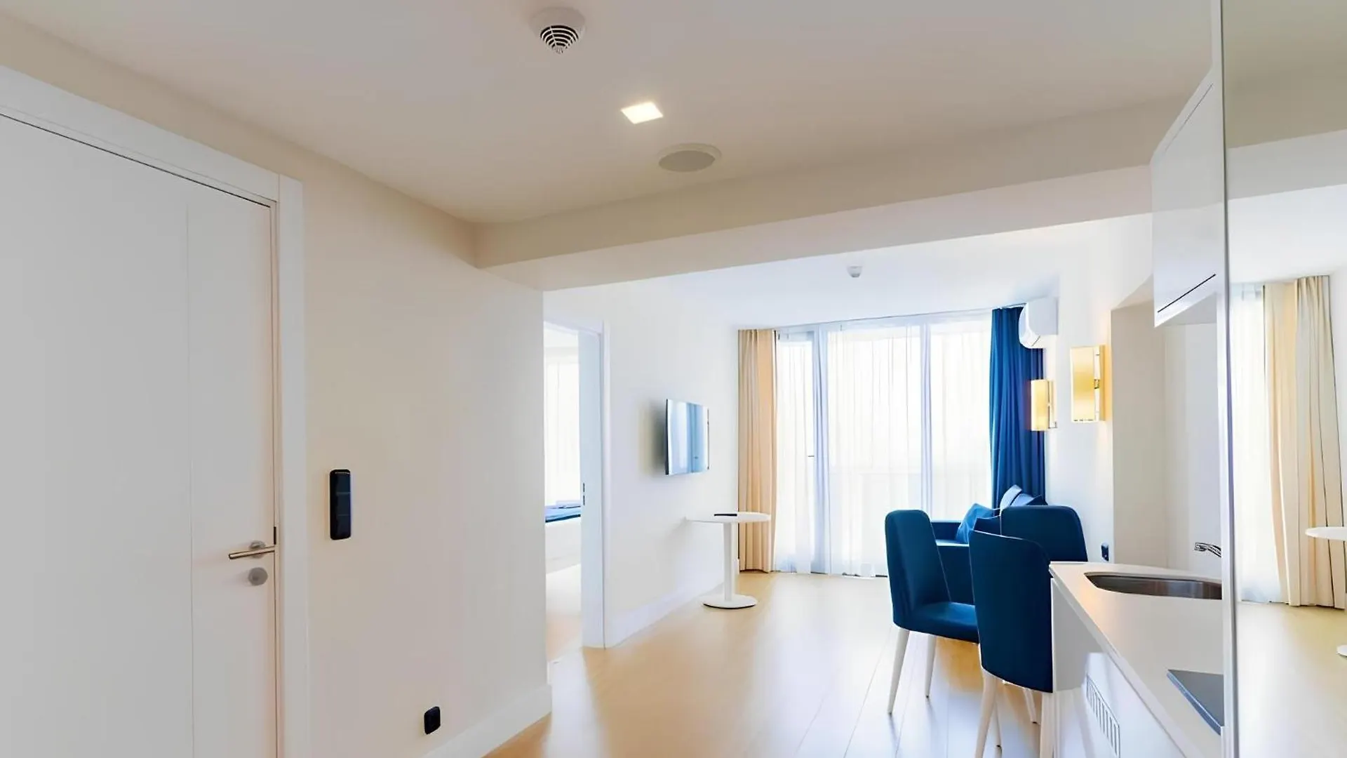 Panorama Center Suite Black Sea View 巴统 公寓